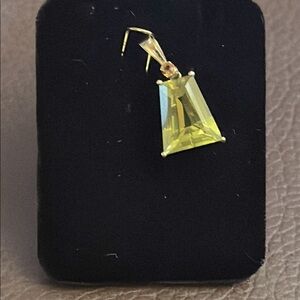 14 kElegant Yellow peridot Pendant